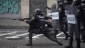 Cargas policiales en la Escola Ramón Llull durante el Referéndum 1-O en  Barcelona - YouTube